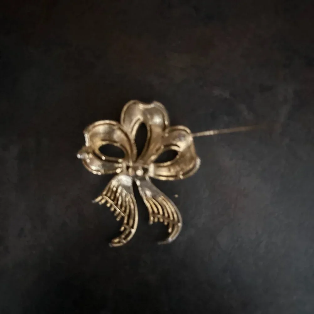 Vintage Lisner Textured Gold Tone Ribbon Bow Brooch